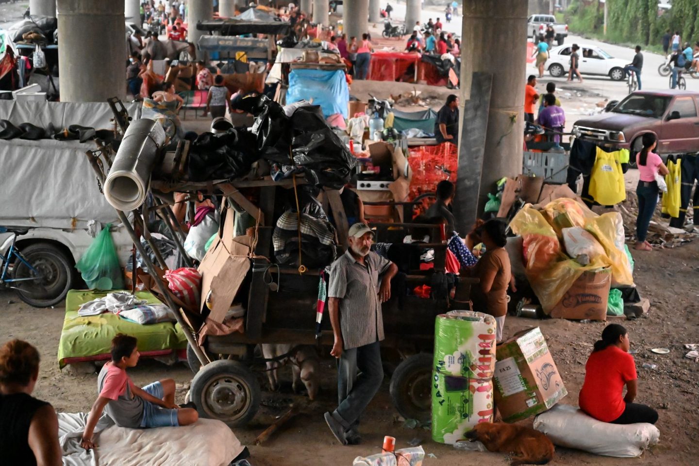 Pessoas que perderam suas casas abrigadas sob uma ponte dias após a passagem do furacão Iota em San Pedro Sula: tempestades afetaram mais de 7 milhões na América Central (Foto: Orlando Sierra/AFP)