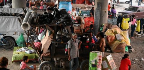 Pessoas que perderam suas casas abrigadas sob uma ponte dias após a passagem do furacão Iota em San Pedro Sula: tempestades afetaram mais de 7 milhões na América Central (Foto: Orlando Sierra/AFP)