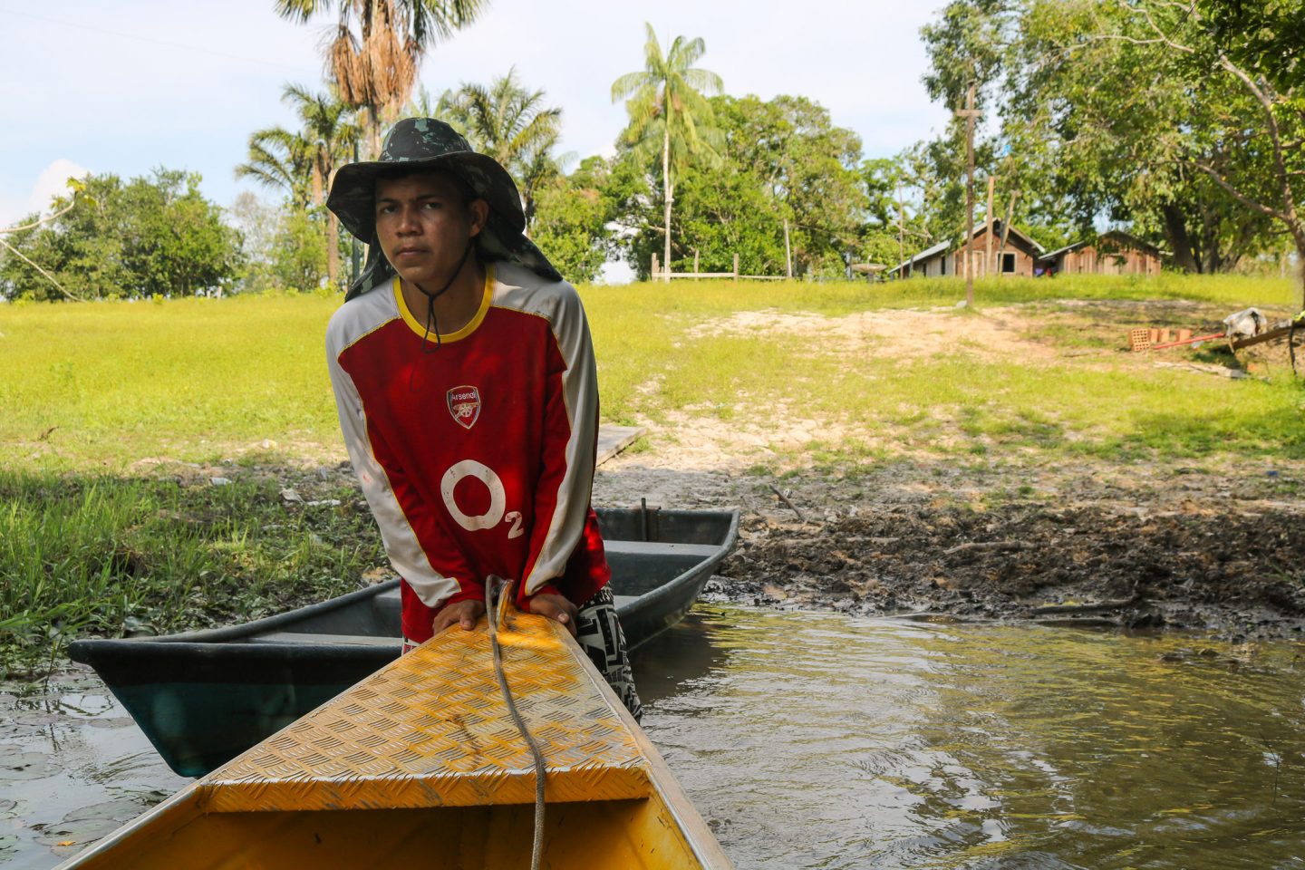 Aluno do ensino médio, Raul ajuda professores da escola no acesso ao locais mais remotos de Santa Luzia, comunidade onde mora no Amazonas (Foto: Bruno Tadeu)