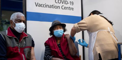 Casal britânico de idosos vacinado em Londres: imunologista alerta que efeitos colaterais são normais, previstos e até intencionais (Foto: Victoria Jones/AFP)