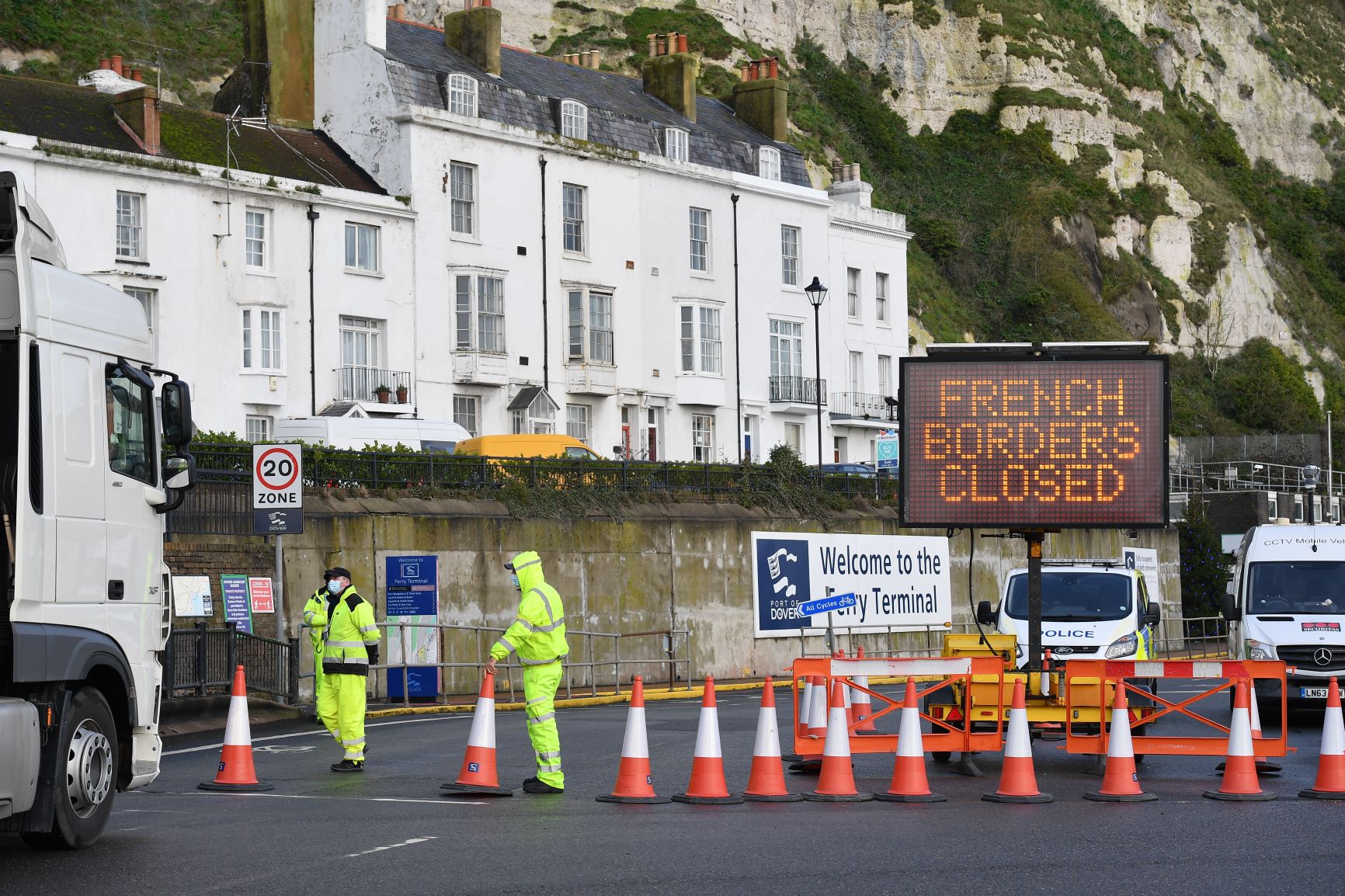 Barreira no porto inglês de Dover onde ferries fazem a travessia para a França: fronteira francesa fechada para os britânicos (Foto: Justin Tallis/AFP)