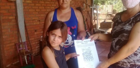 A professora Simone Stefanello entrega apostila com atividades escolares para aluna na zona rural de Bossoroca, no oeste gaúcho: dificuldade de acesso à internet e distribuição de material com o próprio carro (Foto: Zelir Oliva Nimett dos Santos)