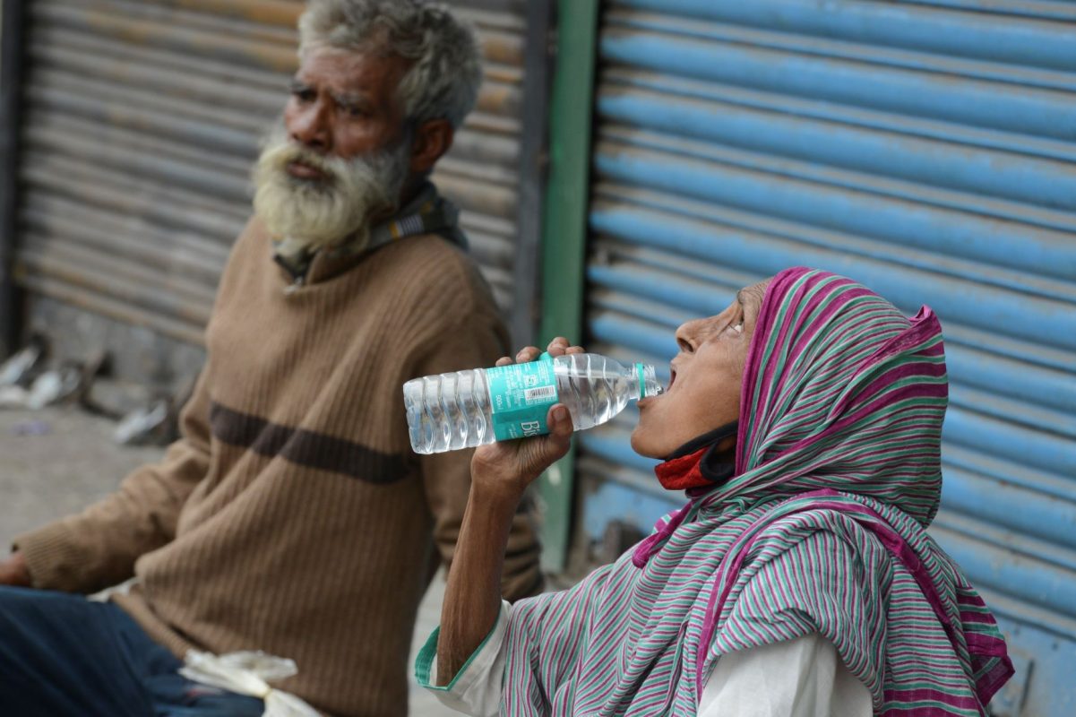 Idosos enfrentam calor nas ruas da cidade indiana de Siliguri no verão de 2020: 300 mil mortes causadas pelas altas temperaturas em 2018 (Foto: Diptendu Dutta/AFP)