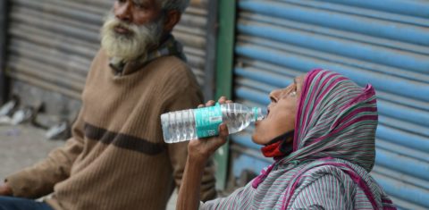 Idosos enfrentam calor nas ruas da cidade indiana de Siliguri no verão de 2020: 300 mil mortes causadas pelas altas temperaturas em 2018 (Foto: Diptendu Dutta/AFP)