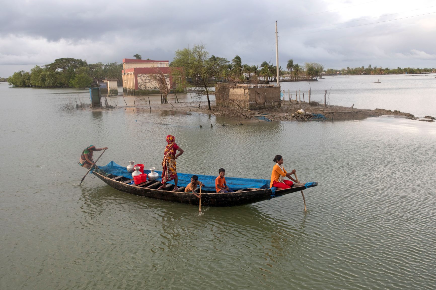 Enchente em Bangladesh em agosto, no auge da pandemia: Lancet Countdown aponta que desastres causados pela mudança climática aumentaram as pressões sobre as pessoas e os sistemas de saúde já estressados pela covid-19 (Foto: Kazi Salahuddin Razu/NurPhoto/AFP)