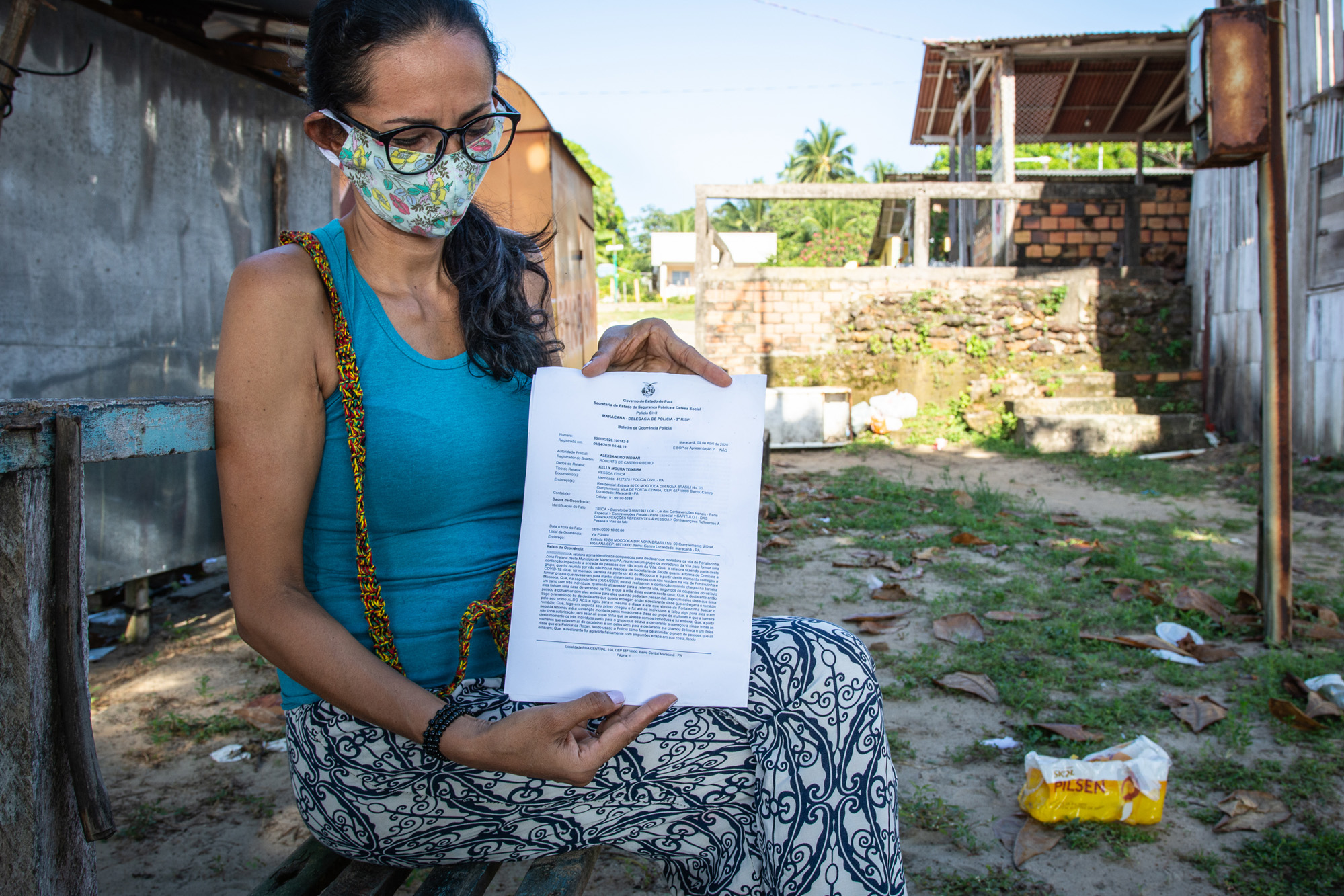 A professora Kelly, integrante da barreira na beira da praia de Fortalezinha: boletim de ocorrência após a agressão de invasores (Foto: Cícero Pedrosa Neto/Amazônia Real)