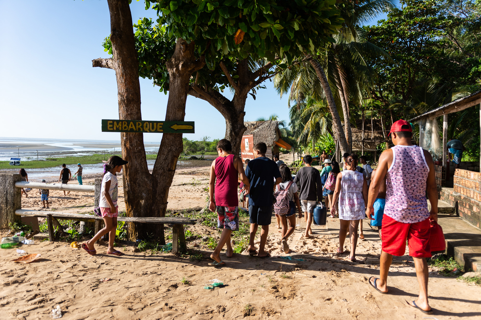 Aglomeração durante o embarque e o desembarque de banhistas nas praias de Fortalezinha: prefeitura liberou entrada de turistas no fim de julho (Foto: Cícero Pedrosa Neto/Amazônia Real)