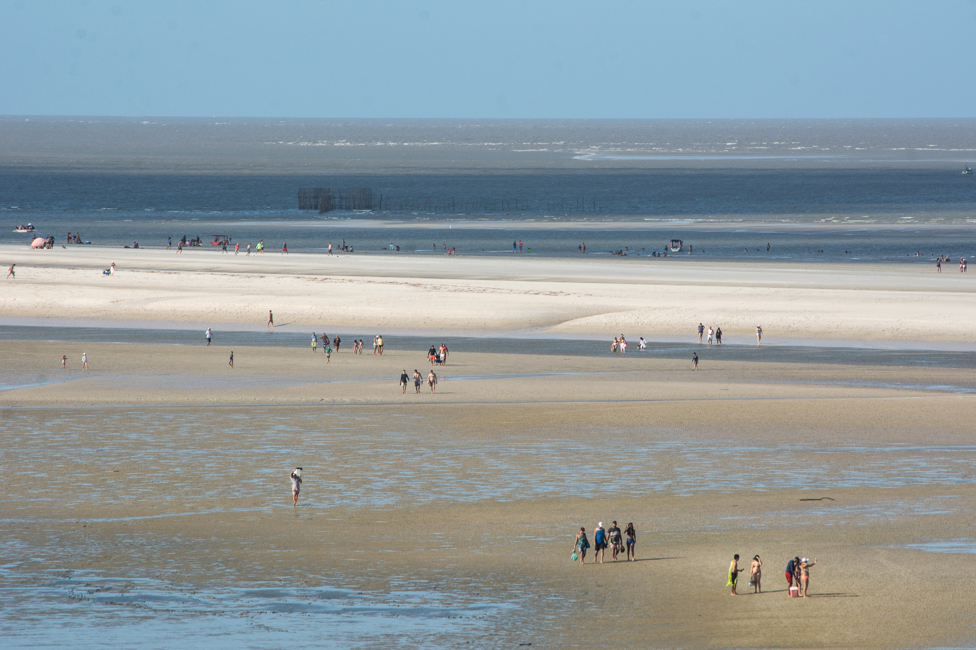 Trânsito de banhistas no fim da tarde de sábado, 25 de julho, na praia de Fortalezinha: a maioria não usava máscara e andava em grupos ((Foto: Cícero Pedrosa Neto/Amazônia Real)