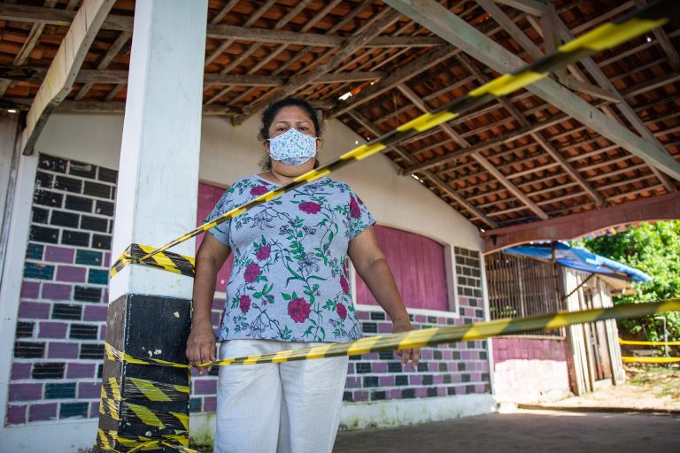 Marta Chagas, dona de restaurante na Fortalezinha, mantém isolamento por conta própria: moradores fizeram barreira humana em vilarejo até conseguir que prefeitura proibisse turistas (Foto: Cícero Pedrosa Neto/Amazônia Real)
