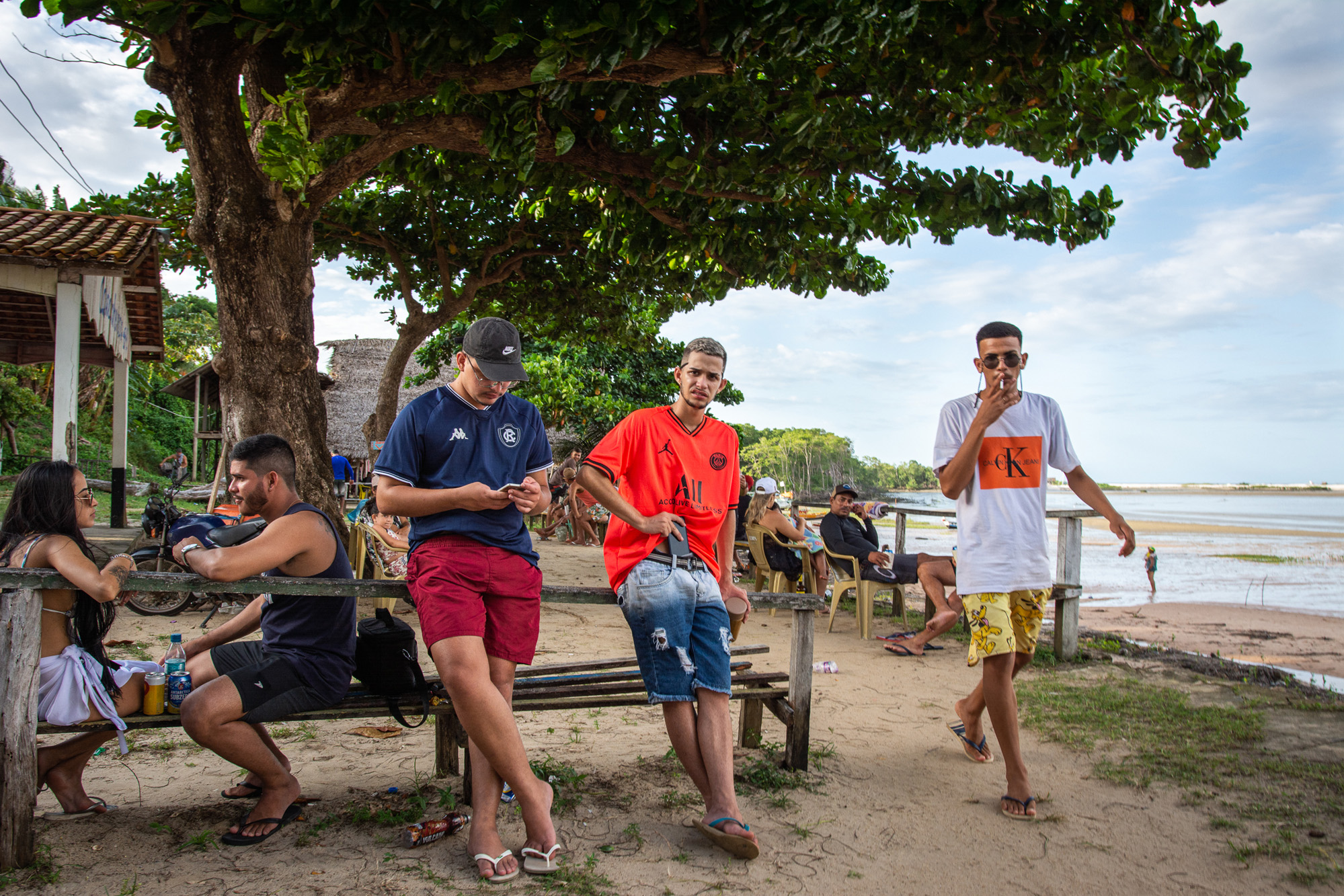 Turistas sem máscaras se aglomeraram na pracinha de Fortalezinha no sábado (25/7), à espera de festa que durou toda a madrugada: sem medidas de segurança (Foto: Cícero Pedrosa Neto/Amazônia Real)