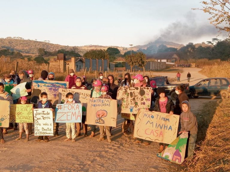 Quatorze famílias protestam pelo despejo, em plena pandemia, no Acampamento Quilombo Campo Grande. Foto: Reprodução - MST