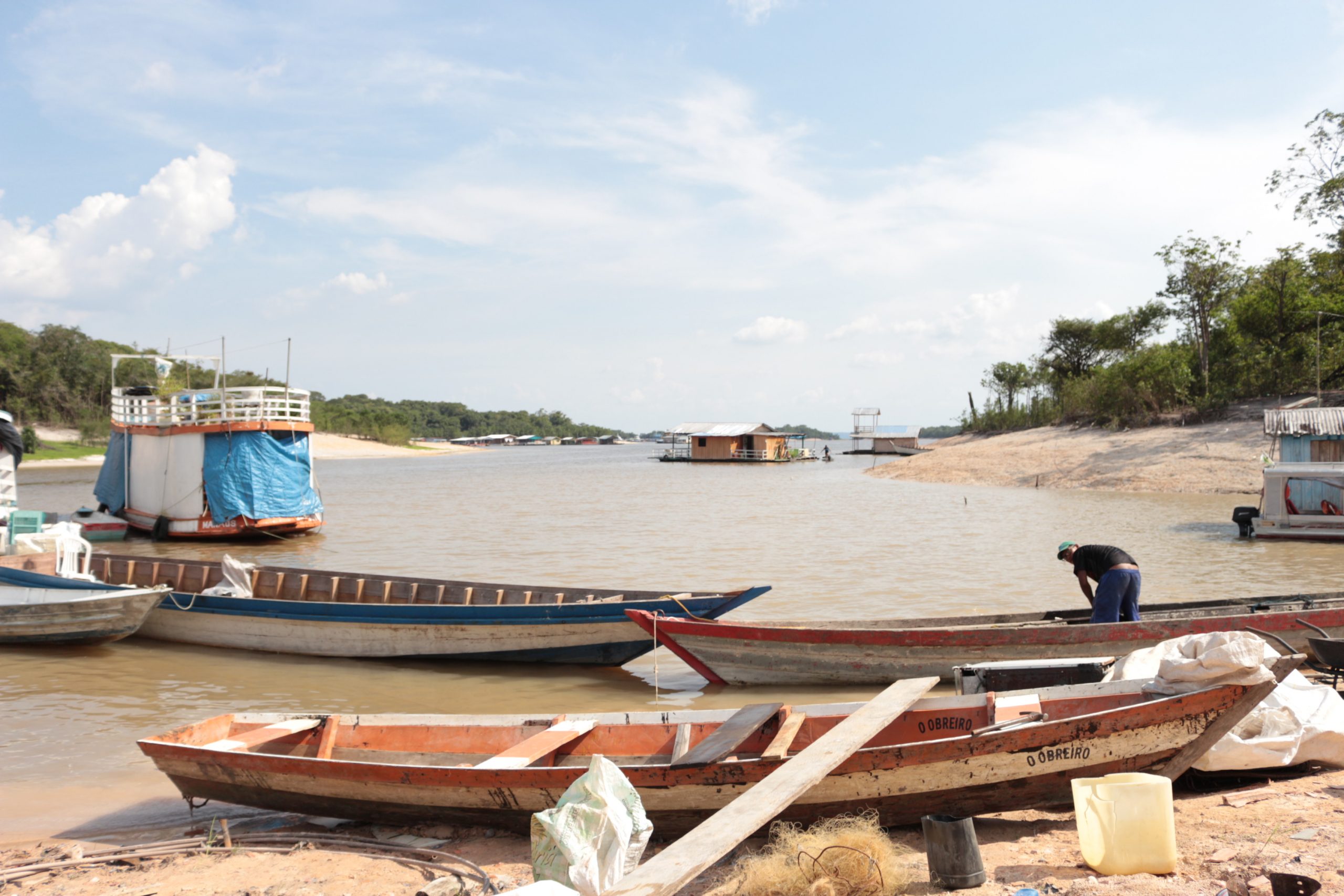 Canoas que fazem o transporte até a comunidade Nossa Senhora do Livramento. Foto de Jullie Pereira