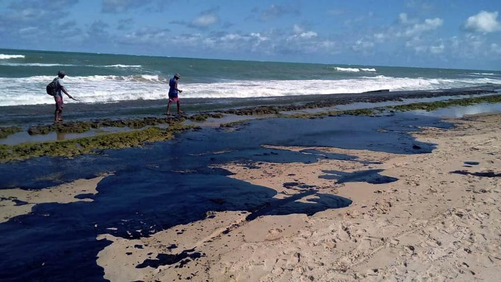 Extensa mancha de óleo em área de pesca na praia do Pontal do Peba, vizinha à foz do Rio São Francisco, em Alagoas: pescadores tiveram queda, em média, de 42% da renda (Foto: Simone Santos/Projeto Praia Limpa/Fotos Públicas)