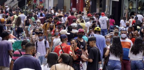 Com máscara e sem máscara, pessoas se aglomeram para fazer as compras de Natal na tradicional rua 25 de março, em São Paulo. Foto Cris Paga/NurPhoto