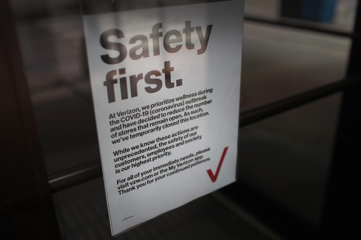 Loja em Chicago põe um aviso aos clientes após fechar as portas por conta do coronavírus. Foto Scott Olson/Getty Images/AFP