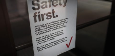 Loja em Chicago põe um aviso aos clientes após fechar as portas por conta do coronavírus. Foto Scott Olson/Getty Images/AFP