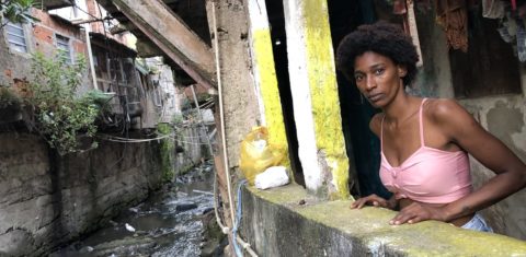 Carla Cristina diz que em dias de chuva o rio transborda e alaga a casa: "Não temos escolha". Foto Igor Soares