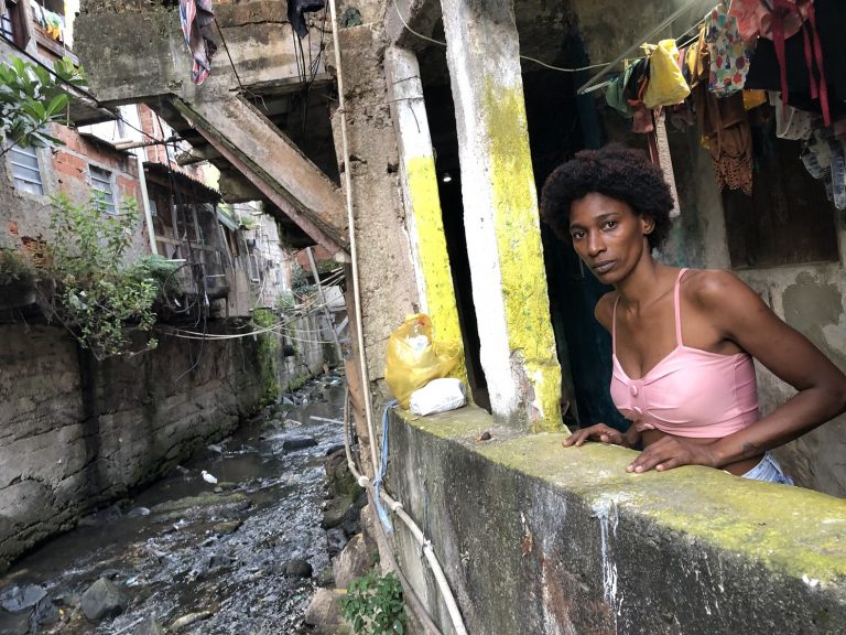 Carla Cristina diz que em dias de chuva o rio transborda e alaga a casa: "Não temos escolha". Foto Igor Soares