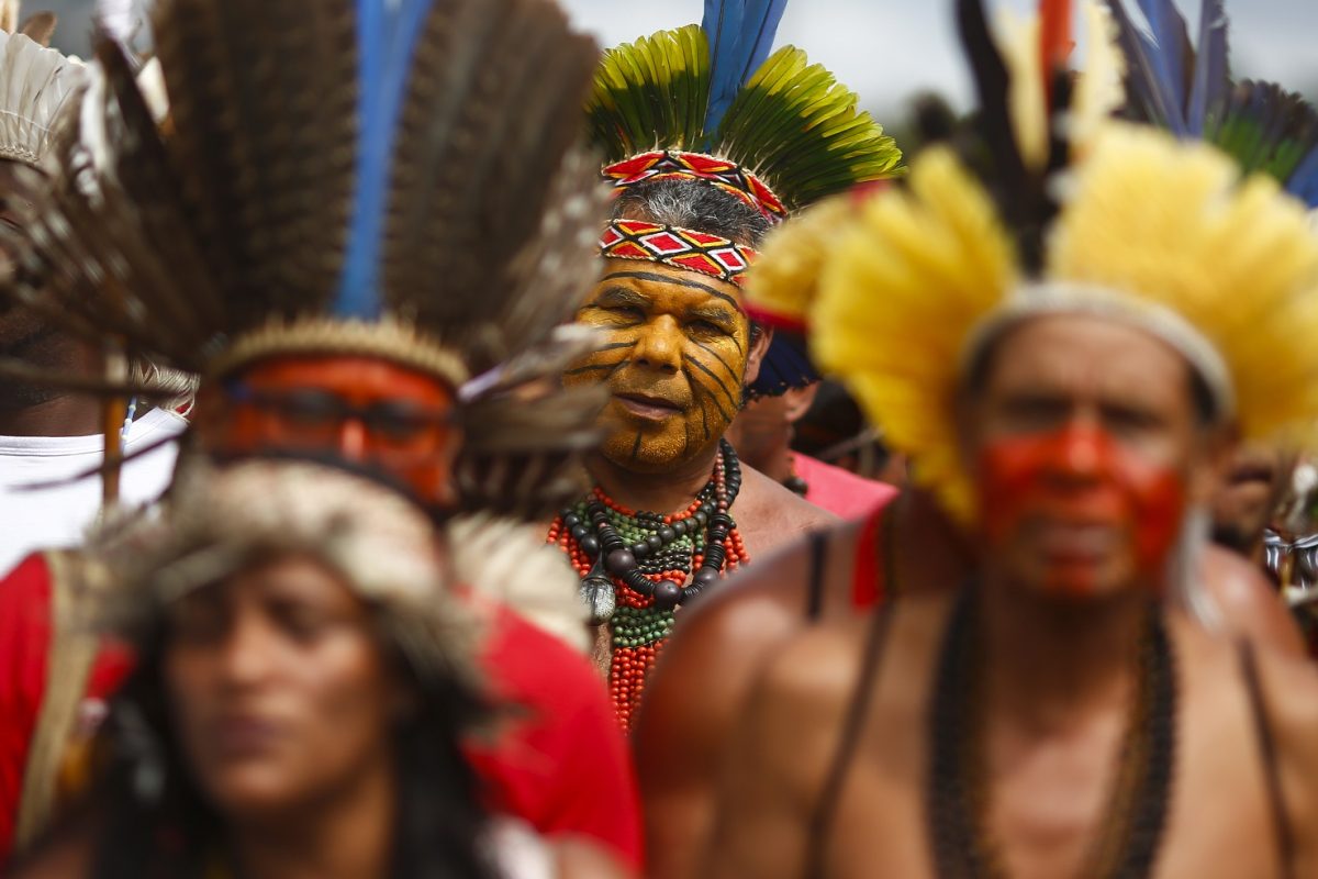 Lideranças indígenas de várias tribos protestam em Brasília dias antes do início da quarentena da covid-19l. Foto Sergio Lima/AFP