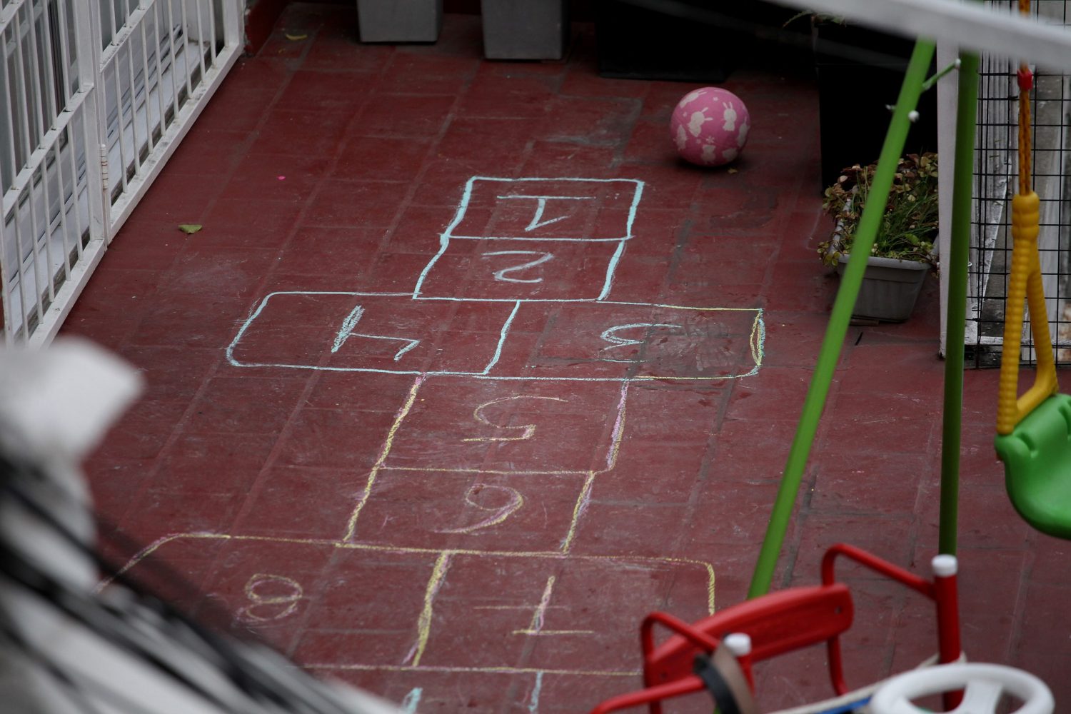 Em tempos de pandemia, o jogo de amarelinha abandonado em um terraço vazio. Foto Carol Smiljan/ NurPhoto
