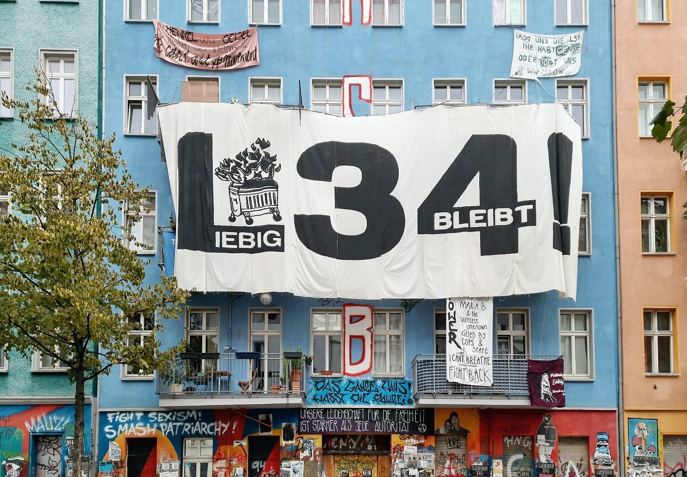 A Liebig 34 foi ocupada em 1990, logo após a queda do Muro de Berlim, quando a Alemanha oriental e a ocidental foram reunificadas. Foto Mark Konig/Unplash