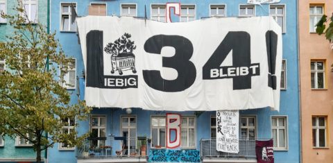 A Liebig 34 foi ocupada em 1990, logo após a queda do Muro de Berlim, quando a Alemanha oriental e a ocidental foram reunificadas. Foto Mark Konig/Unplash