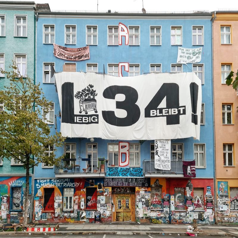 A Liebig 34 foi ocupada em 1990, logo após a queda do Muro de Berlim, quando a Alemanha oriental e a ocidental foram reunificadas. Foto Mark Konig/Unplash