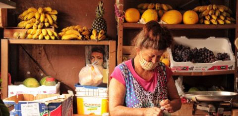 Agricultora no ponto de venda de produtos agroecológicos: alternativa saudável na pandemia. Foto de Millena Fagundes