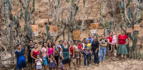 Jogadoras de verso do Vale do Jequitinhonha: mulheres aceitam encomendas de verso para garantir renda na pandemia (Foto: Érika Riani/Divulgação)