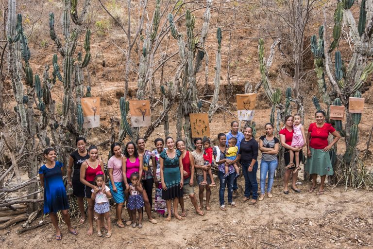 Jogadoras de verso do Vale do Jequitinhonha: mulheres aceitam encomendas de verso para garantir renda na pandemia (Foto: Érika Riani/Divulgação)