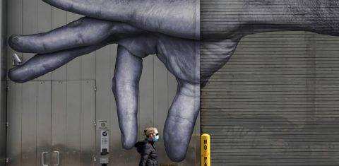 Um mural em Nova York e a criatividade do fotógrafo em tempos de angústia e mistério por conta da pandemia. Foto Timothy A. Clary/AFP. Maio/2020