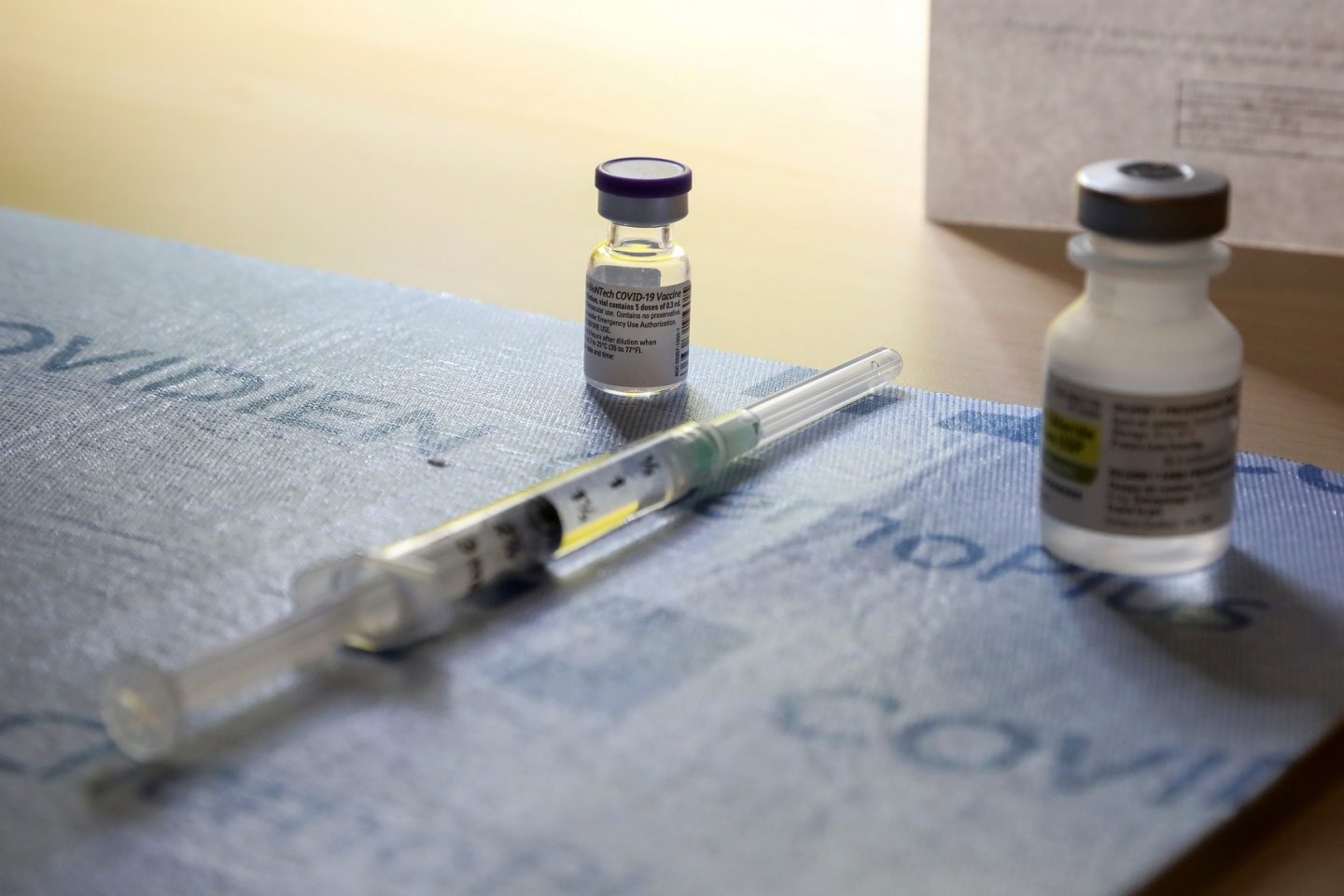A vacina da Pfizer / BioNTEch contra a covid-19 chega a Toronto, uma das cidades mais afetadas pela pandemia no Canadá. Foto Carlos Osório/Pool/AFP. Dezembro de 2020