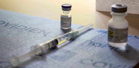 A vacina da Pfizer / BioNTEch contra a covid-19 chega a Toronto, uma das cidades mais afetadas pela pandemia no Canadá. Foto Carlos Osório/Pool/AFP. Dezembro de 2020