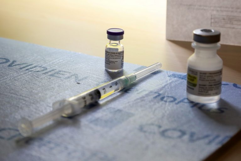 A vacina da Pfizer / BioNTEch contra a covid-19 chega a Toronto, uma das cidades mais afetadas pela pandemia no Canadá. Foto Carlos Osório/Pool/AFP. Dezembro de 2020