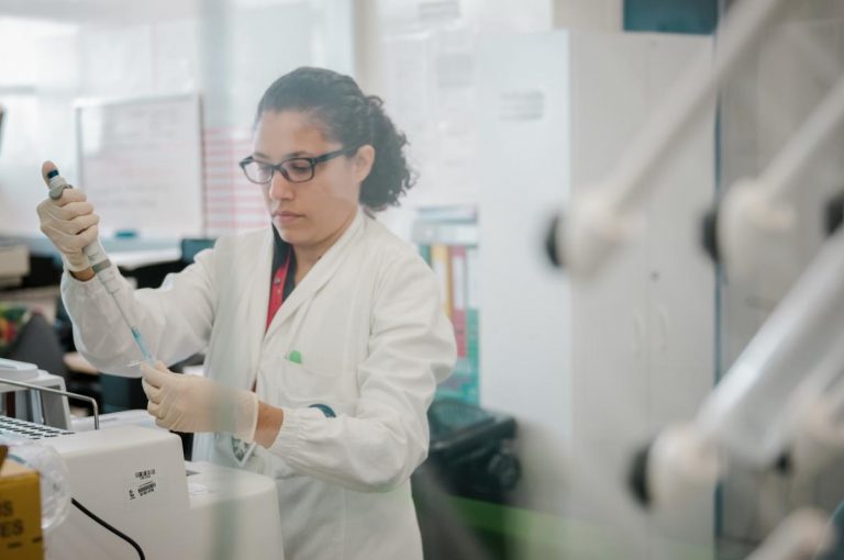 Pesquisa no laboratório do Instituto de Biofísica Carlos Chagas Filho, da UFRJ, desenvolve fígado bioartificial (Foto: Raphael Pizzino/Coordcom/UFRJ)