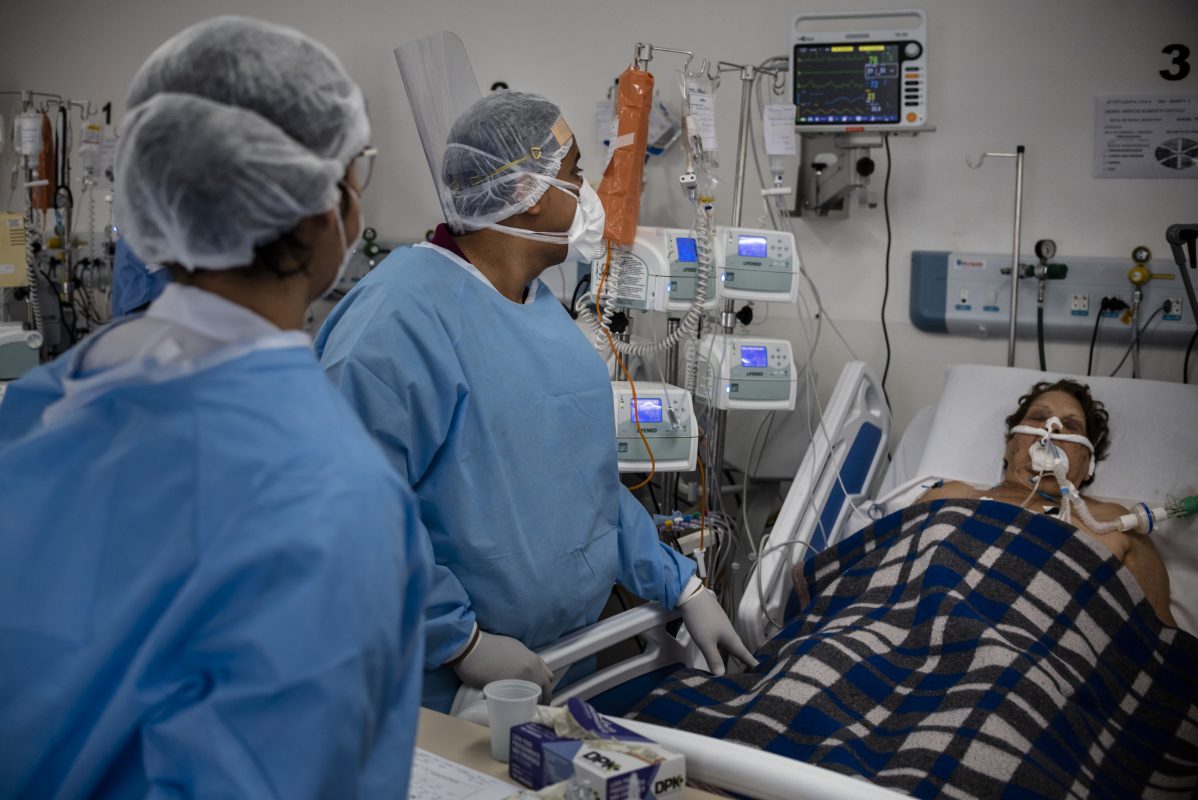 Pelo direito a uma morte digna: paciente inconsciente e intubada no Hospital da Vila Penteado, em São Paulo. Foto de Gustavo Basso/NurPhoto/AFP