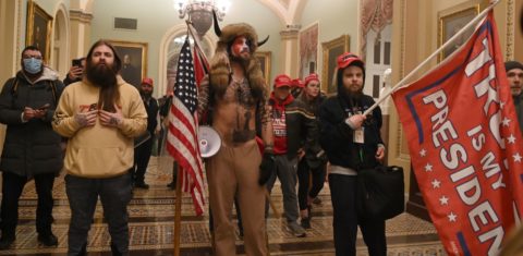 Manifestantes pró-Trump - incluindo Jake A, conhecido como Yellowstone Wolf (centro), membro do grupo de conspiração QAnon - invadem o Congresso dos EUA: pelo menos, quatro mortos e um cerco inédito ao Parlamento (Foto; Saul Loeb / AFP)