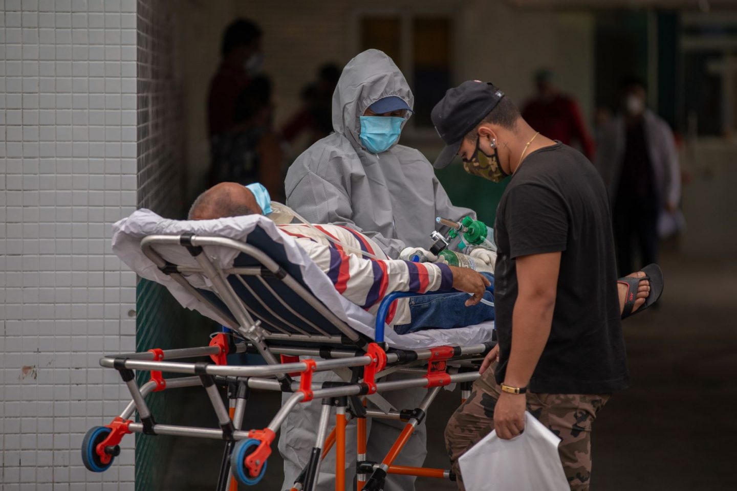 Paciente com covid-19 é tratado no pátio do Hospital Vinte Oito de Agosto, em Manaus, enquanto aguarda vaga para internação: Amazonas retoma rotina dramática do pico da pandemia (Foto: Michael Dantas/AFP)