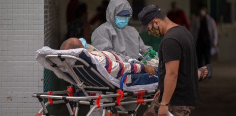 Paciente com covid-19 é tratado no pátio do Hospital Vinte Oito de Agosto, em Manaus, enquanto aguarda vaga para internação: Amazonas retoma rotina dramática do pico da pandemia (Foto: Michael Dantas/AFP)