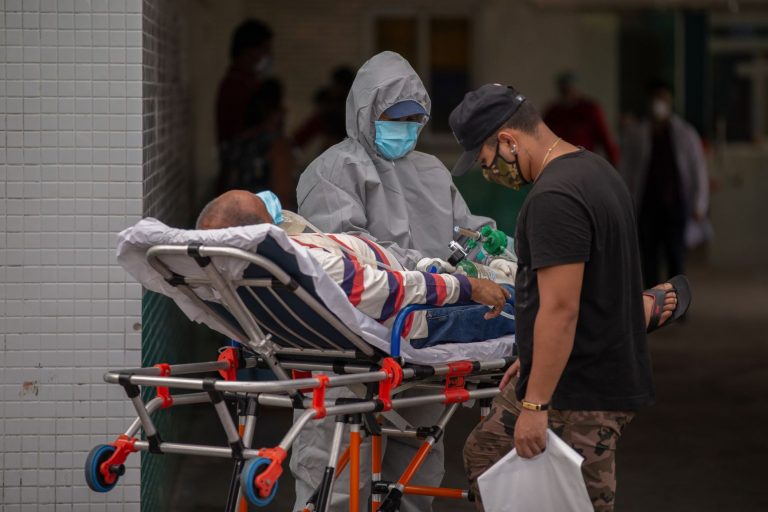 Paciente com covid-19 é tratado no pátio do Hospital Vinte Oito de Agosto, em Manaus, enquanto aguarda vaga para internação: Amazonas retoma rotina dramática do pico da pandemia (Foto: Michael Dantas/AFP)