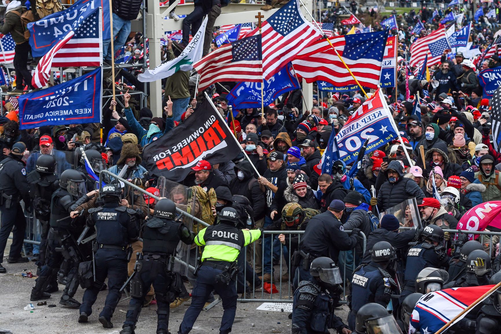 Multidão mobilizada por Trump ataca a polícia e rompe barreira: violência política com consequências ainda imprevisíveis (Foto: Roberto Schmidt/AFP)