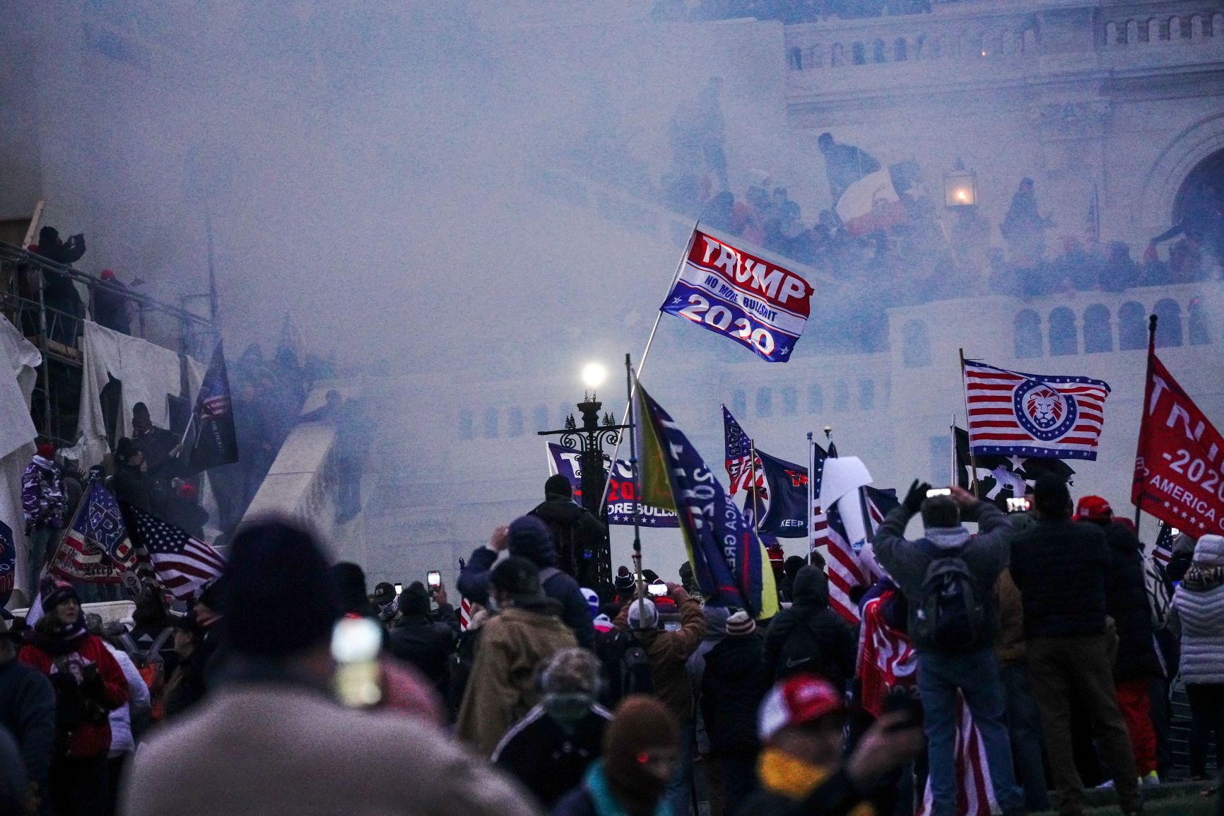 Bombas de gás para dispersar o cerco ao Congresso dos EUA: grupos trumpistas não aceitam derrota seguem acreditando que a eleição foi fraudada (Foto: John Nacion / NurPhoto / AFP)