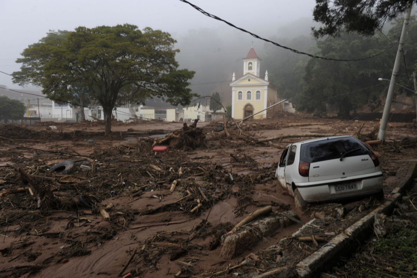 Praça do Suspiro e a Igreja de Santo Antônio, pontos turísticos de Nova Friburgo, cobertas de lama: mais de 900 mortos pela enchente da Região Serrana do Rio, maior catástrofe climática do país (Foto: Maurício Lima/AFP - 18/01/2011)
