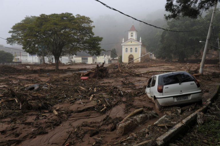Praça do Suspiro e a Igreja de Santo Antônio, pontos turísticos de Nova Friburgo, cobertas de lama: mais de 900 mortos pela enchente da Região Serrana do Rio, maior catástrofe climática do país (Foto: Maurício Lima/AFP - 18/01/2011)