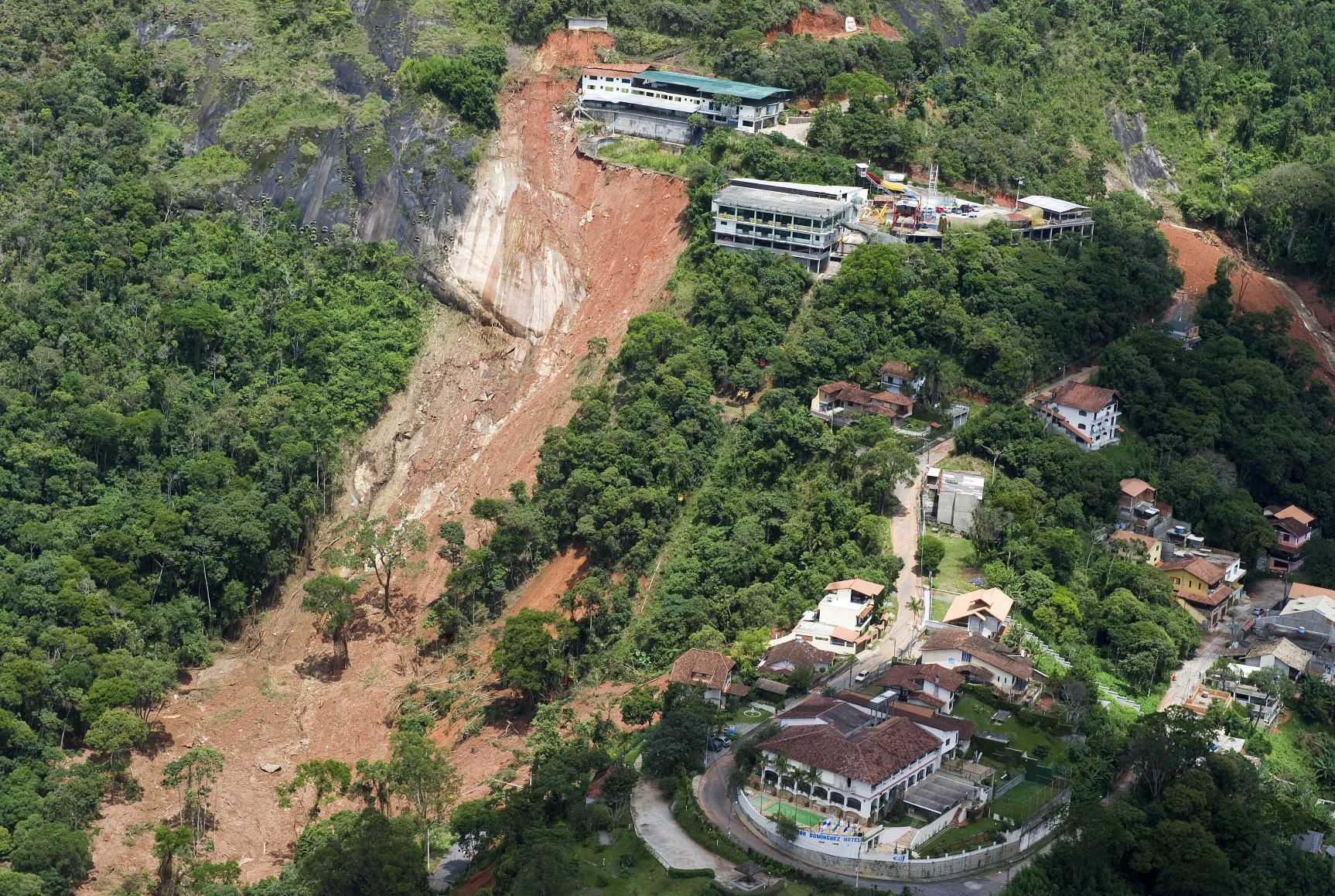 Deslizamento de terra gigantesco perto do centro de Nova Friburgo: geógrafa alerta que chuvas na região estão cada vez mais concentradas e mais intensas (Foto: Antonio Scorza/AFP - 18/01/2011)