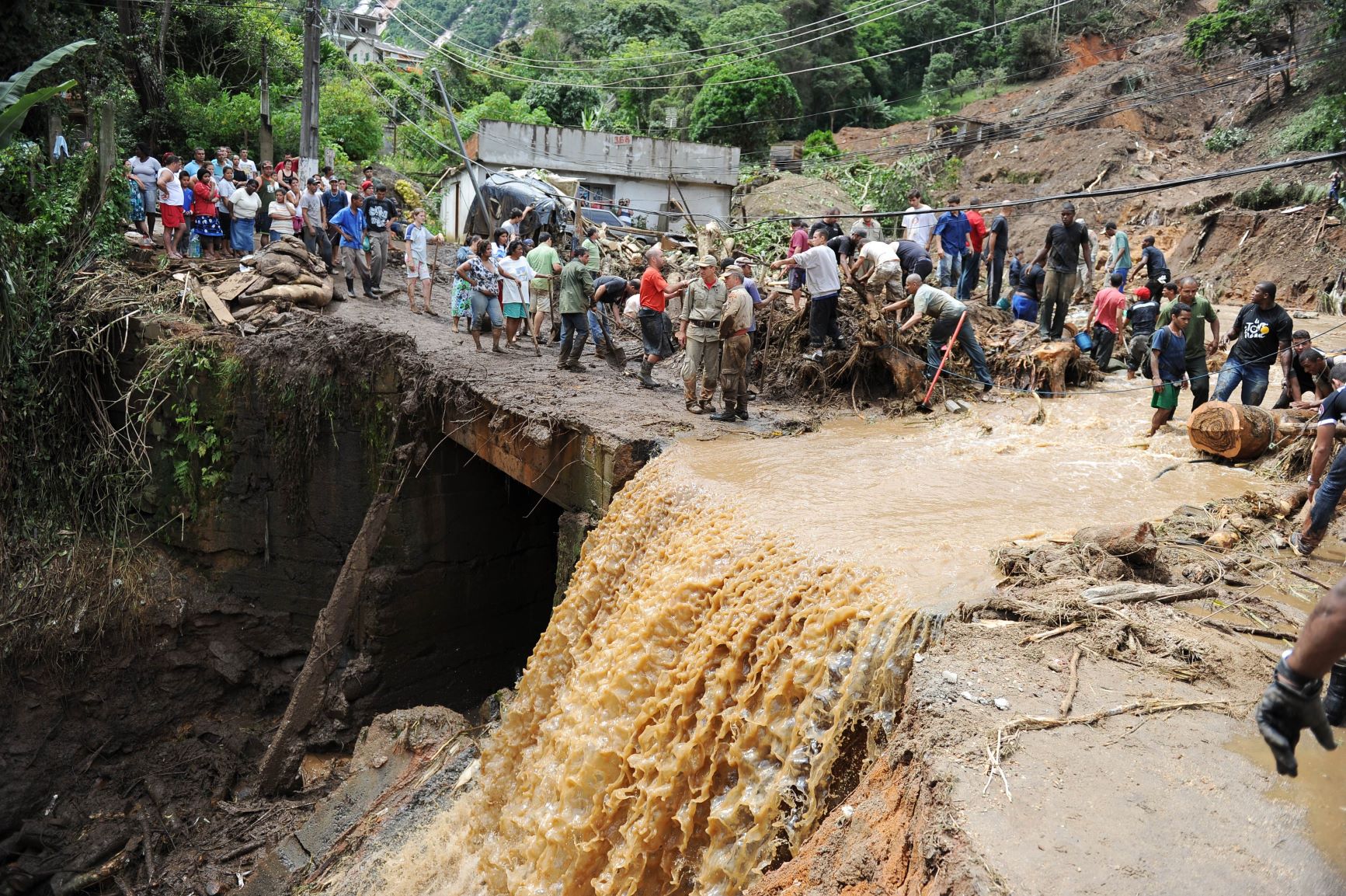 Cachoeira de água da chuva e barro morro abaixo em Teresópolis: no município, 74 pessoas estão registradas como desaparecidas desde a enchente de 2011 (Foto: Vanderlei Almeida/AFP - 12/01/2011)