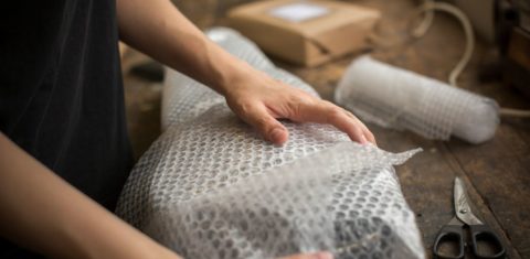 Embalagem com plástico bolha: uso pela Amazon do plástico bolha bastaria para circundar a Terra mais de 500 vezes (Foto: Mint Images/AFP)