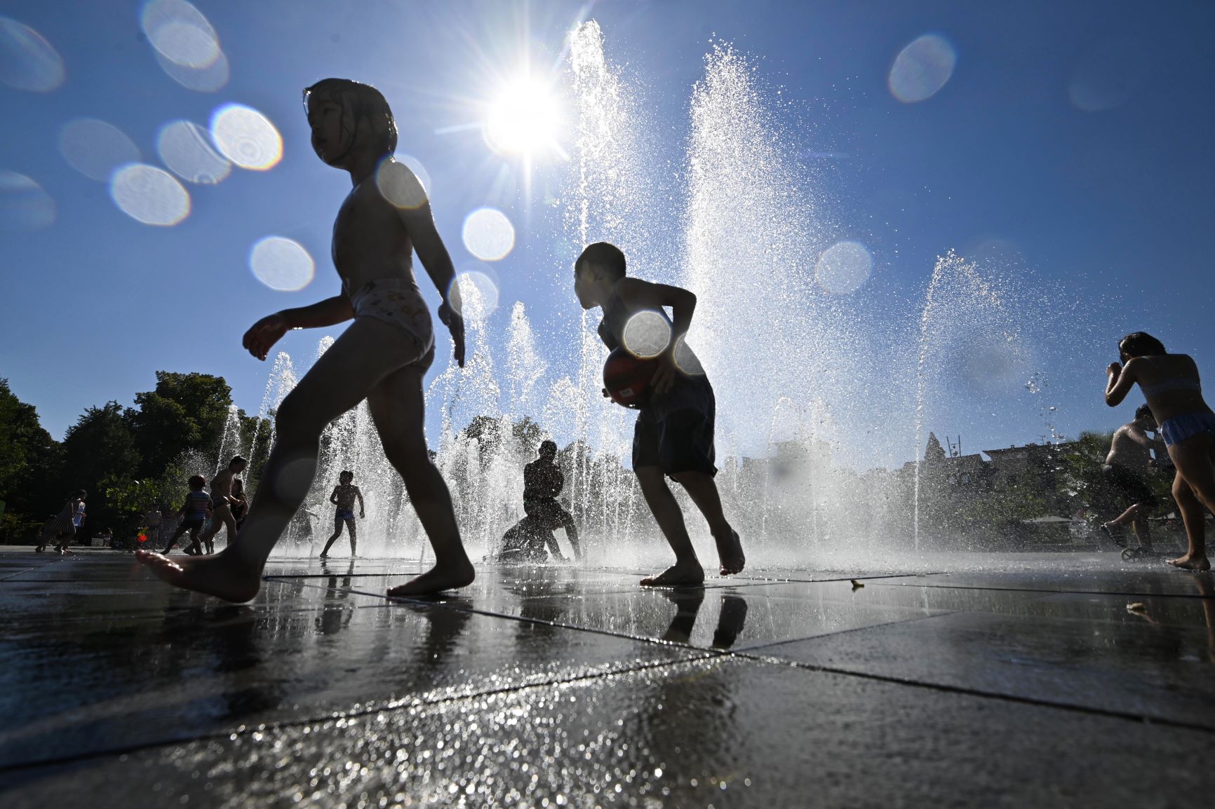 Crianças se refrescam em fonte de Colmar, no leste da França, em dia de calor de 40 graus no verão francês: Europa teve ano mais quente da história (Foto: Sebastien Bozon)