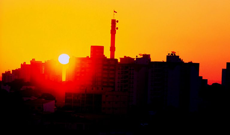 Cuiabá em dia de recorde de calor - 43,7ºC - setembro de 2020: ano se igualou a 2016 como o mais quente da história (Foto: Secom/MT)
