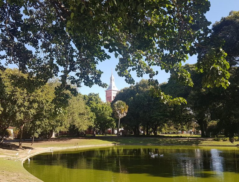 O Campo de Santana, com seu cenário bucólico, cercado de prédios históricos: reaberto após nove meses fechado (Foto: Oscar Valporto/2017)